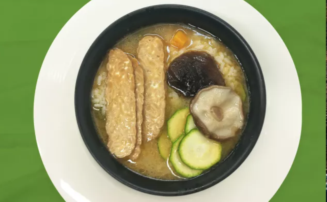 Arroz caldoso especiado con tempeh y sinfonía de verduras